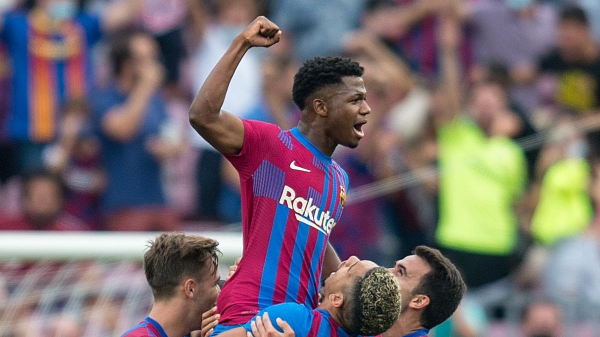 Ansu Fati celebra el gol al Levante en el Camp Nou.