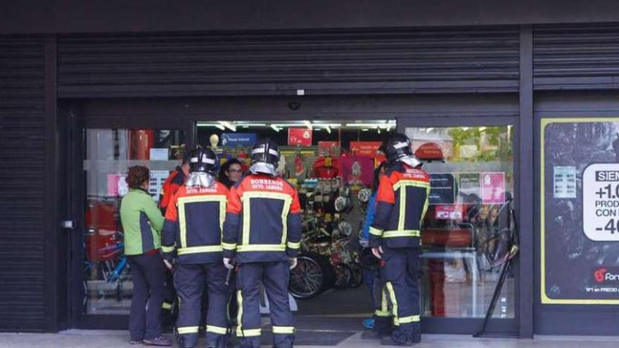 Los bomberos intervienen en una tienda de deportes