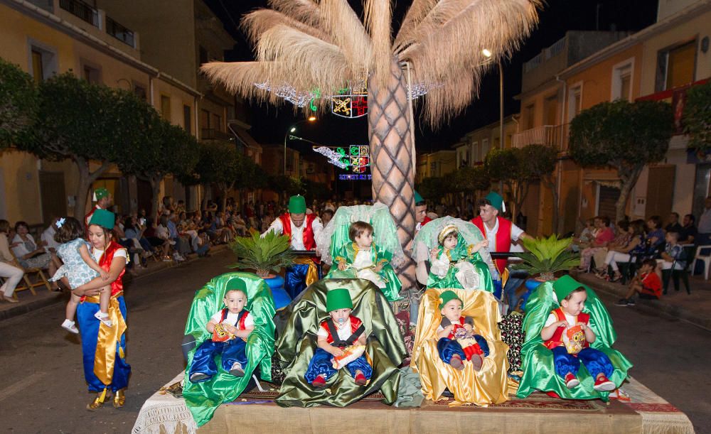 Los festeros tomaron ayer tarde el centro de Agost con una fastuosa Entrada Cristiana que llenó de música y fiesta las calles.