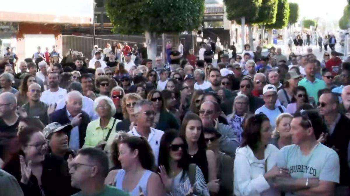 Manifestación de vecinos en Corralejo reclamando más seguridad en el municipio de La Oliva tras el asesinato de un turista danés en diciembre.