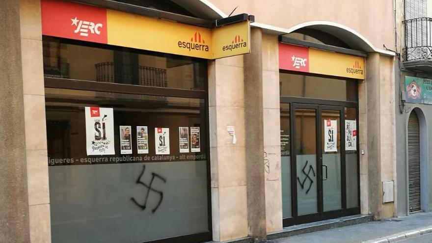 Els vidres han aparegut amb pintades de simbologia nazi i feixista