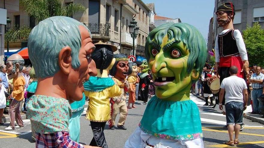 Las figuras de los gigantes y cabezudos en las calles durante las Festas da Coca de Redondela. // FdV