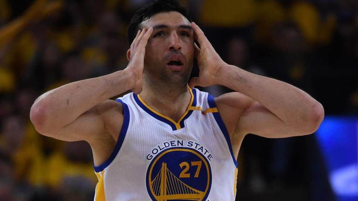 Zaza Pachulia durante el primer encuentro frente a los Spurs