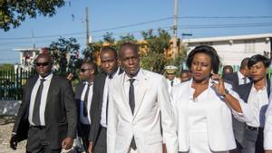 El presidente haitiano, Jovenel Moise (centro) y su esposa, Martine Moise, a su lado, ambos de blanco, durante un acto en octubre de 2018.