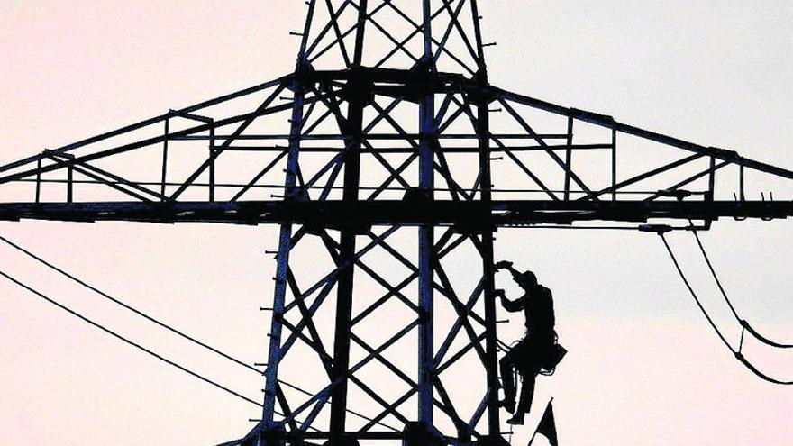 Un técnico en una torre de la luz.