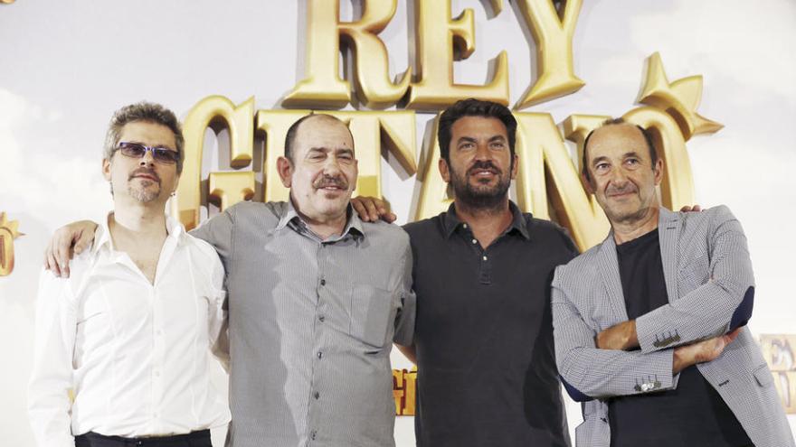 Juanma Bajo Ulloa junto a los actores del filme. // EUROPA PRESS