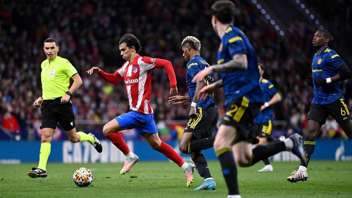 Rashford persigue a Joao Félix durante el partido