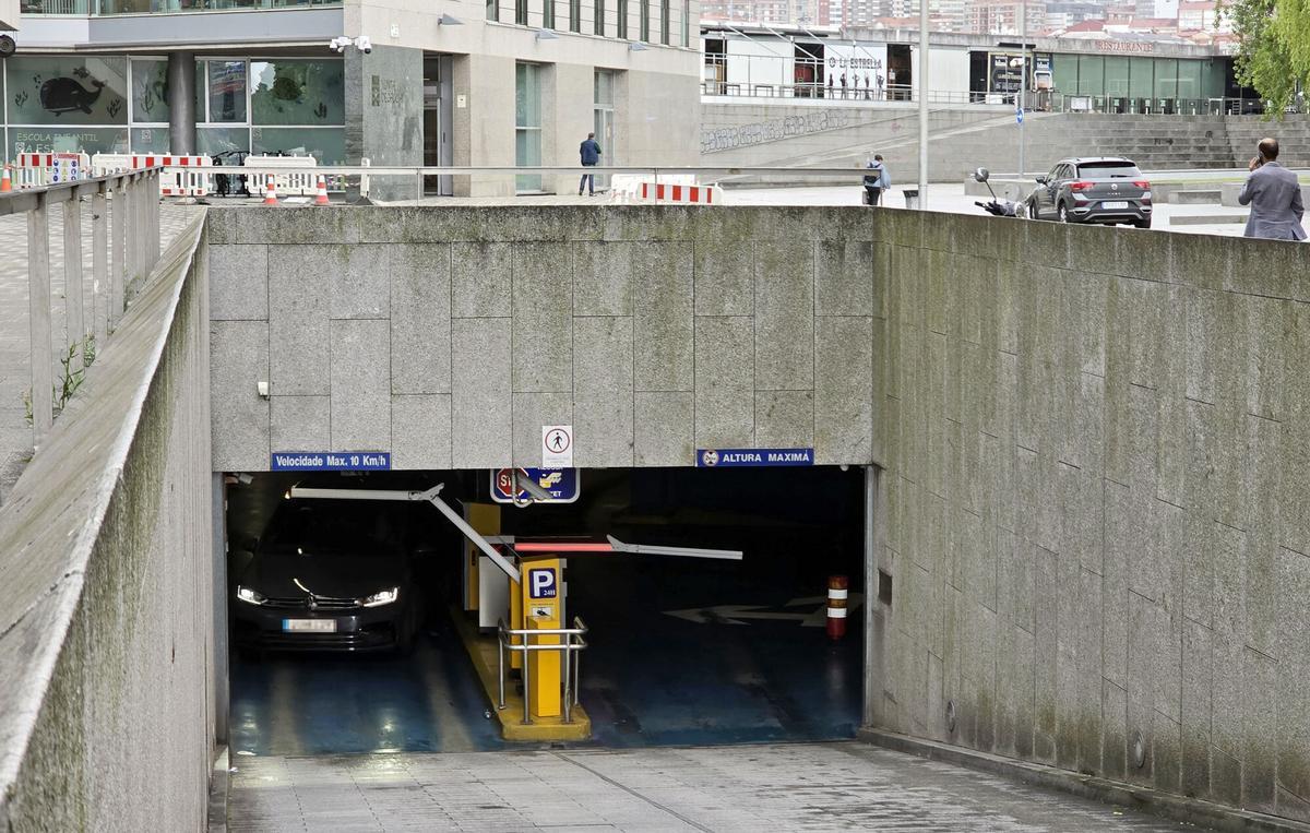 Acceso al parking de la Praza da Estrela, en Vigo.