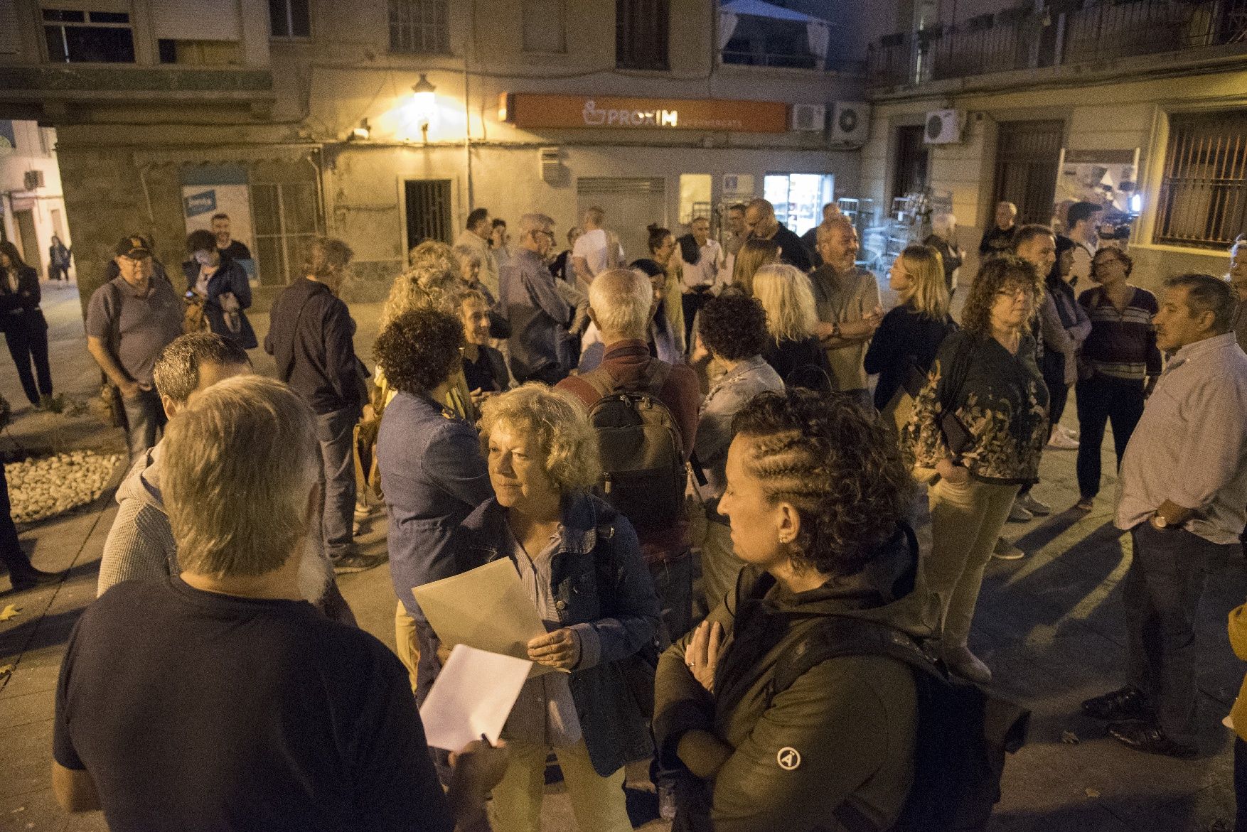 Unes 150 persones donen suport a Adriana Delgado pel judici contra la mesa del Parlament