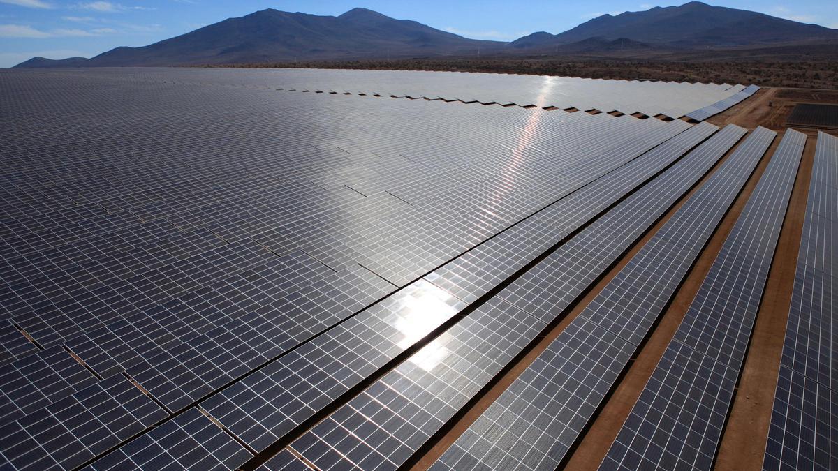 Placas solares en una megaplanta fotovoltica.