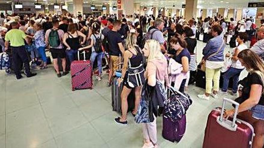 Los viajeros afectados por la quiebra de Thomas Cook, en el aeropuerto de Ibiza.