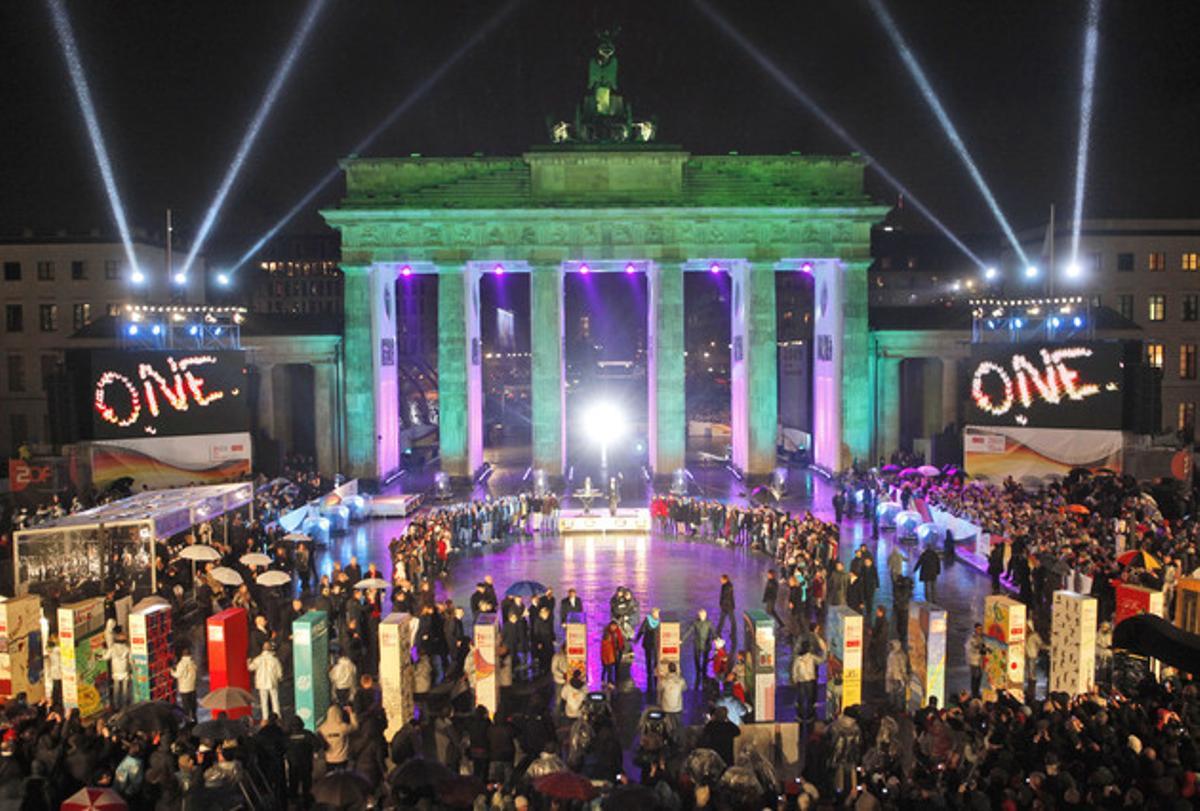 Milers de persones han assistit a les celebracions del 20è aniversari de la caiguda del mur de Berlín. Milers de persones han assistit a les celebracions del 20è aniversari de la caiguda del mur de Berlín.