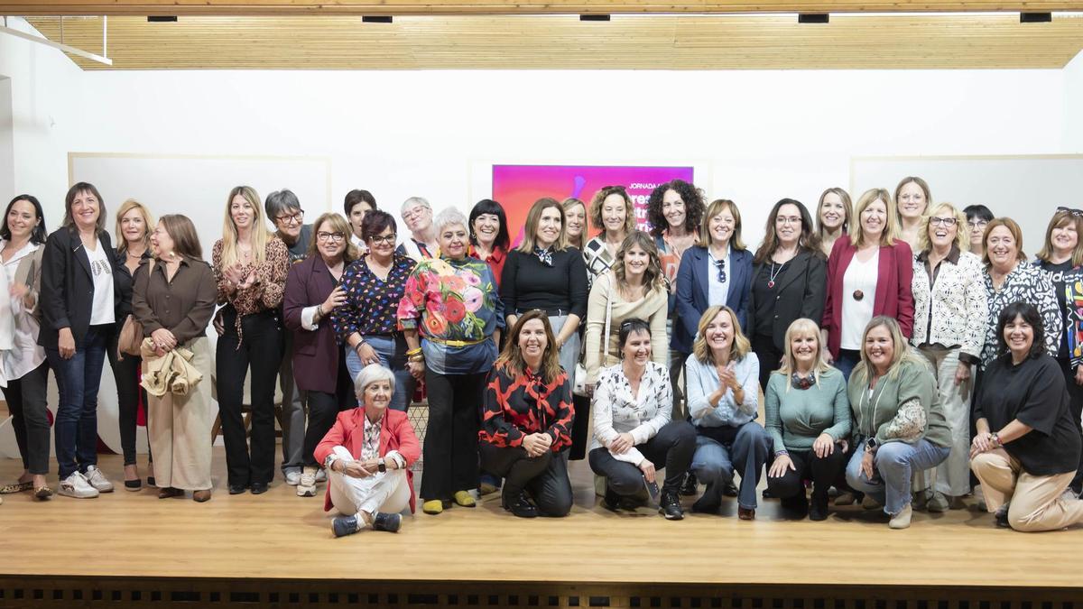Alcaldesas del PSOE y participantes en la jornada sobre mujer en el medio rural celebrada en Mas de las Matas (Bajo Aragón).