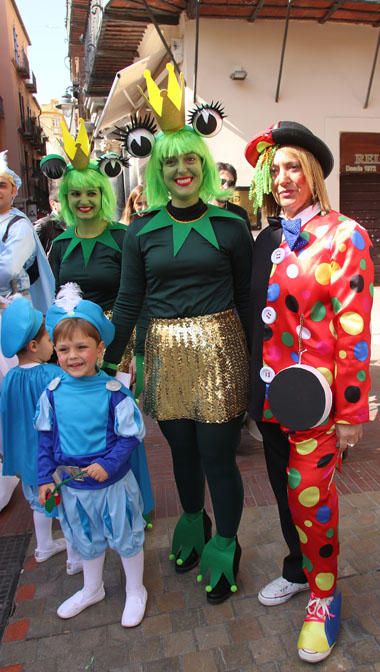 Las familias y los niños disfrazados toman las calles del centro de Málaga el primer domingo de Carnaval.