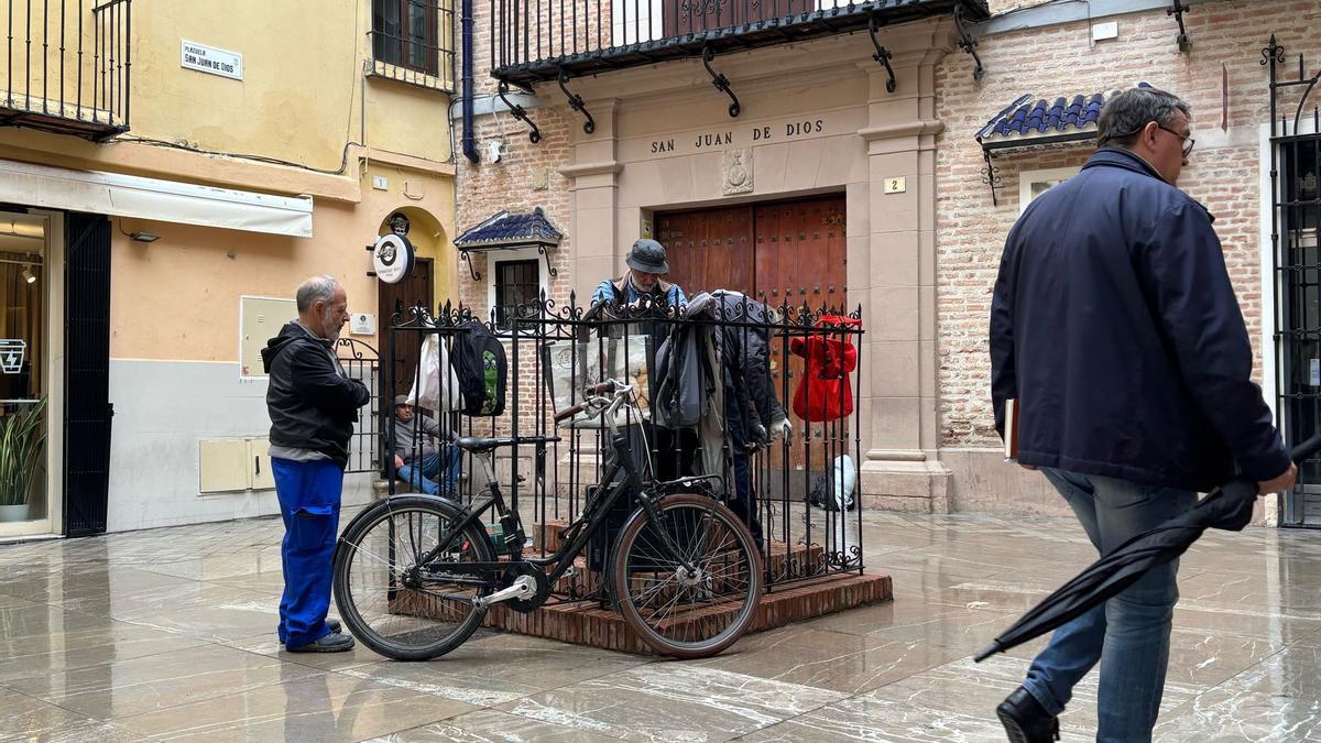 Operarios retiran la base de la cruz para volver a instalarla a final de abril.