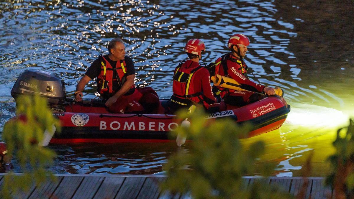 Bomberos, durante las labores de búsqueda del niño en Valladolid.