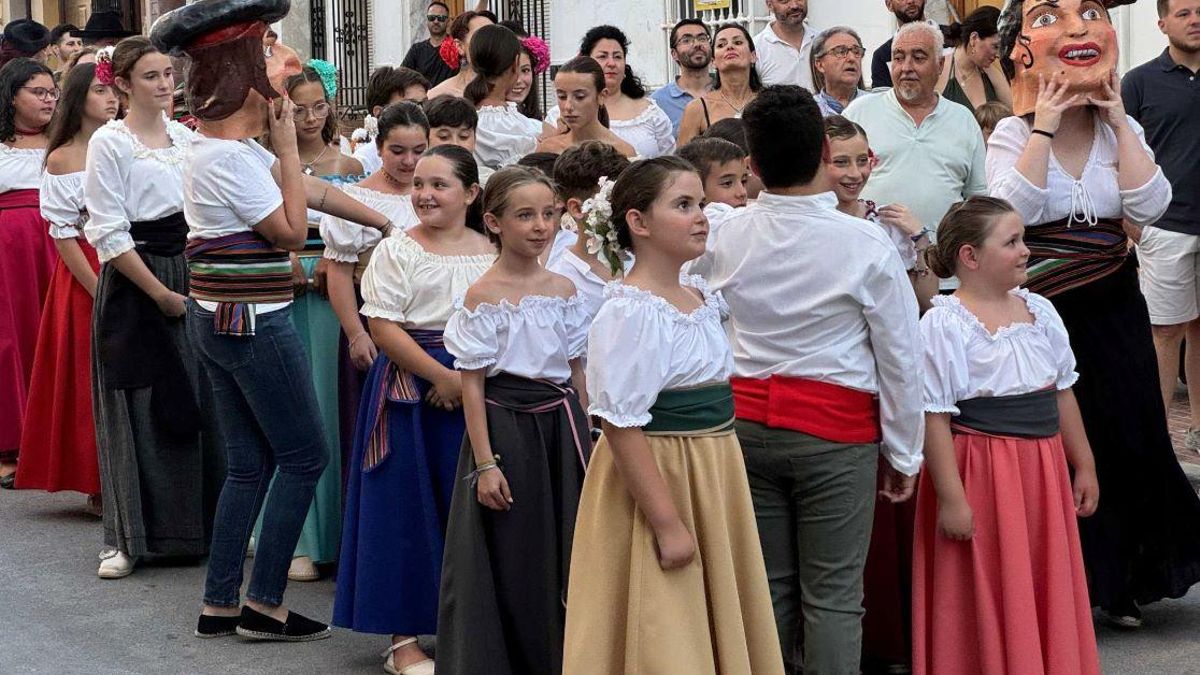 Pasacalles infantil dentro de la programación del evento cultural.
