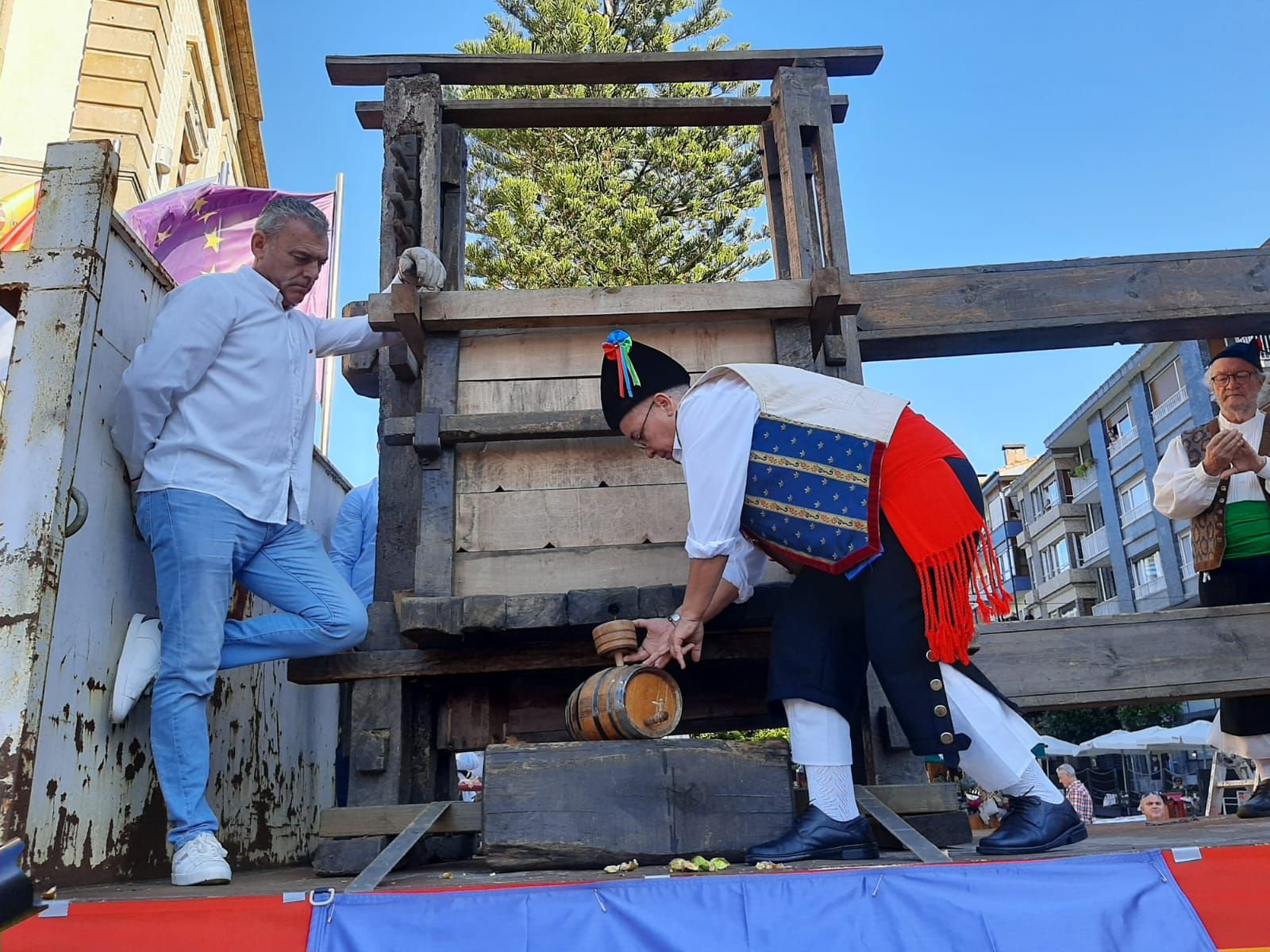 Villaviciosa ofrece el primer mosto a la Portalina: así ha sido el acto seguido de un desfile de carrozas