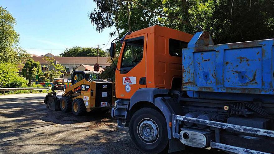 Maquinaria pesada, dispuesta junto al colegio de A Rúa.   | // G.NÚÑEZ