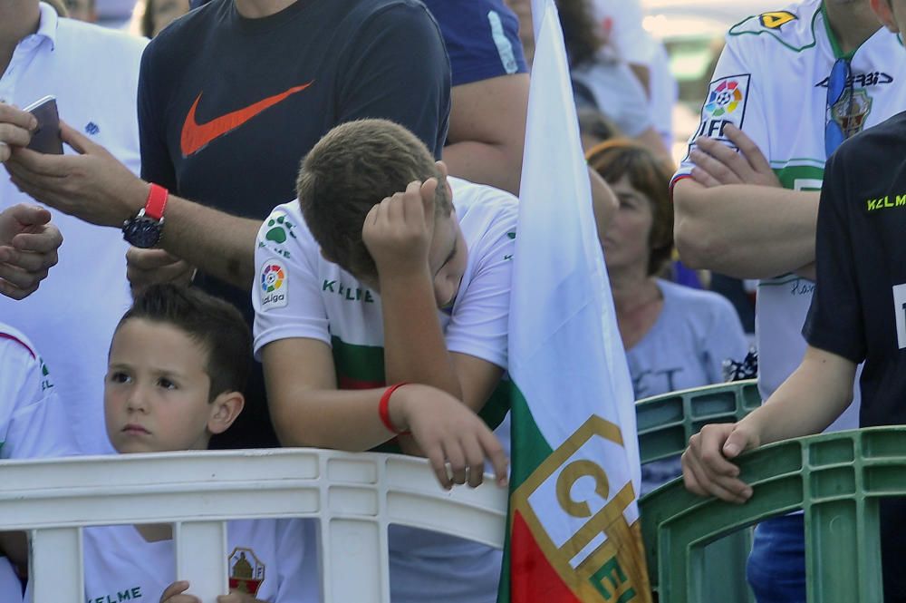 Unos mil aficionados ven el triunfo del Elche en pantalla gigante junto al estadio Martínez Valero