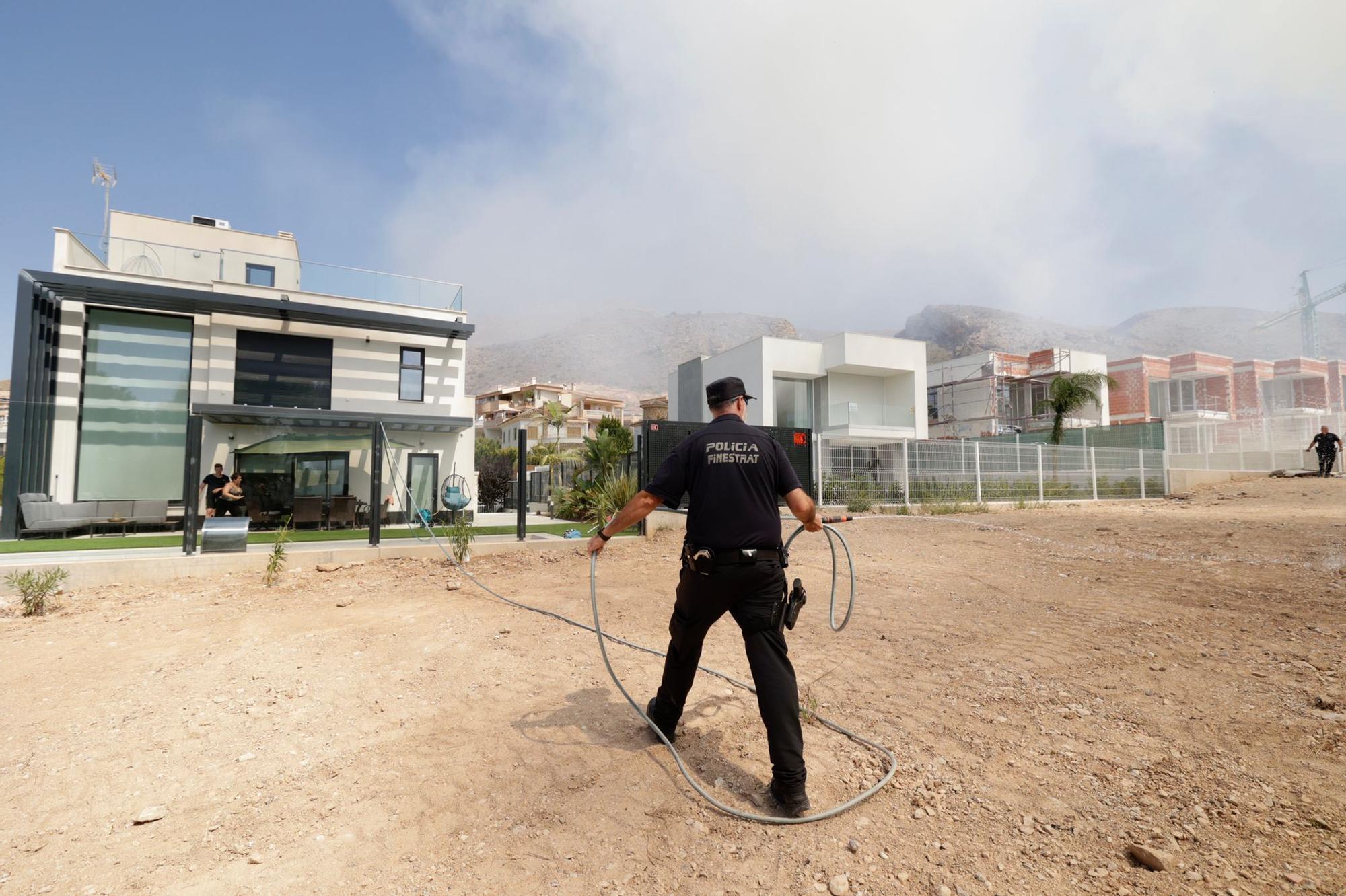 Incendio en Finestrat junto a la urbanización Sierra Cortina y el vial a Terra Mítica