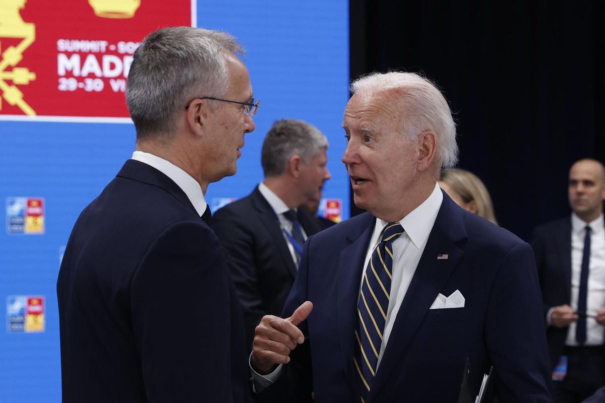 MADRID, 30/06/2022.- El presidente de los Estados Unidos, Joe Biden (d), y  secretario general de la OTAN, Jens Stoltenberg (i), en la segunda jornada de la cumbre de la OTAN que se celebra este jueves en el recinto de Ifema, en Madrid. EFE/J.J. Guillén