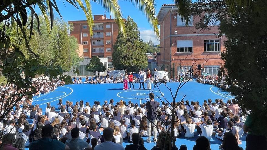 Una imaxe de la celebración del estrenu de la fundación educativa del colexu Amor de Dios, nel patiu del centru. | Semeyes cedíes a LNE