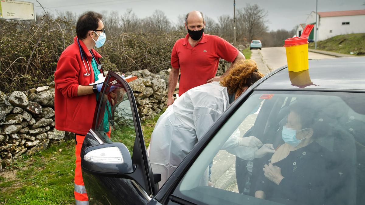 Vacunación en Linares de Ríofrio (Salamanca).