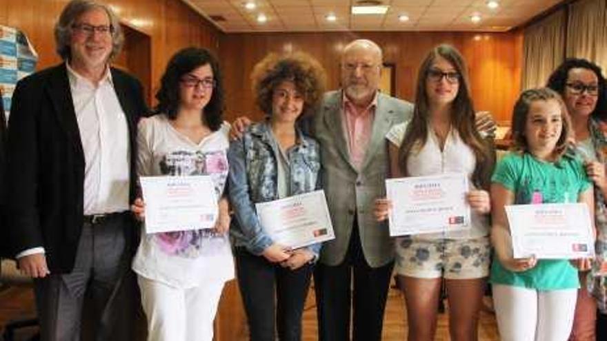 Las premiadas posan con Antonio Porpetta y el edil de Cultura.