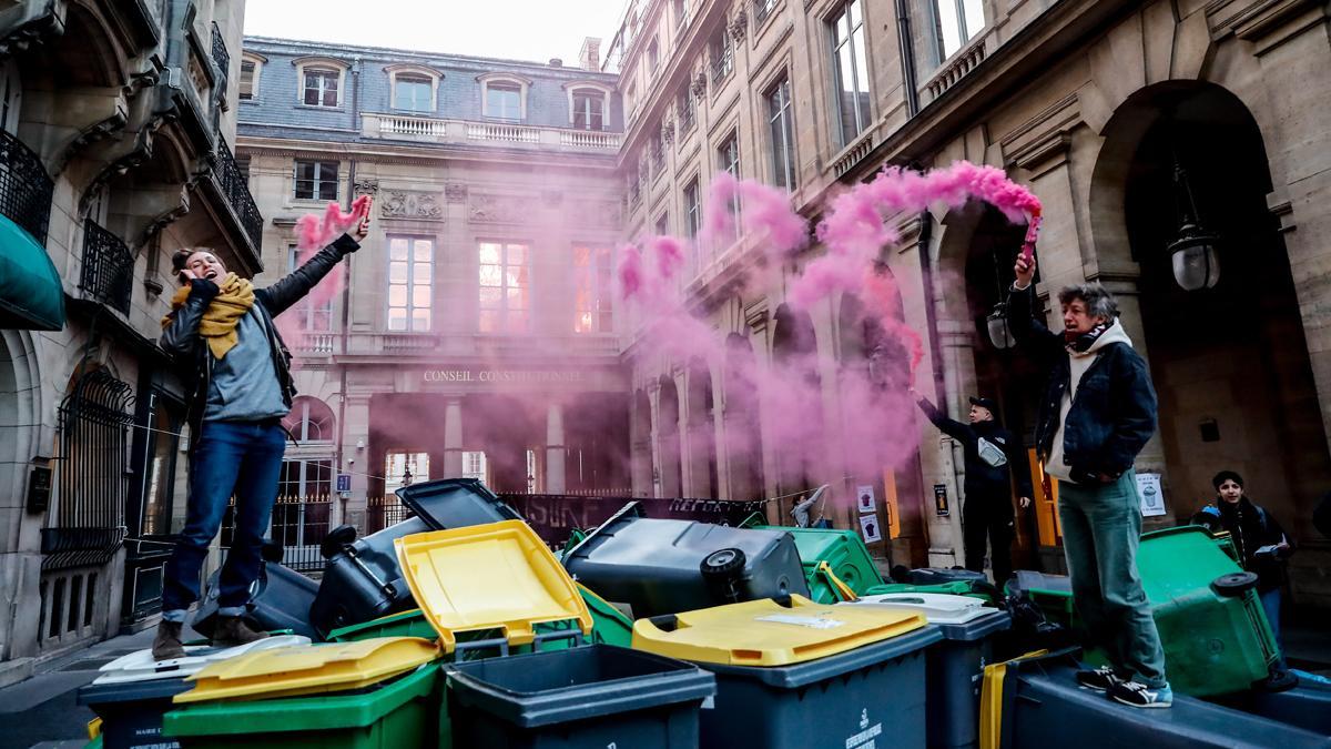 Protesta contra la reforma de las pensiones frente al Consejo Constitucional en París