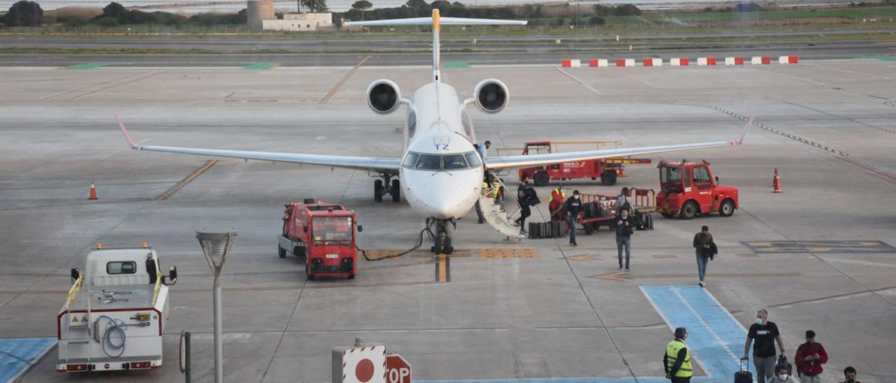 Pasajeros acceden a la terminal ibicenca tras desembarcar de un avión de Iberia.