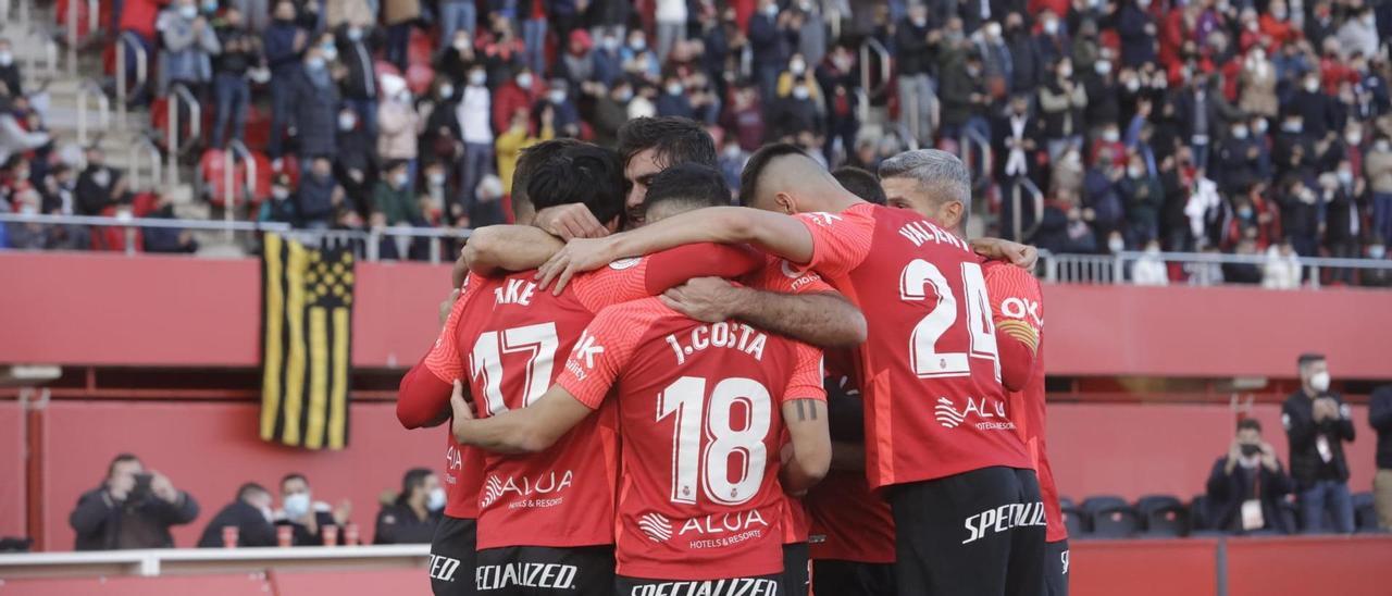 Los jugadores del Mallorca celebran el primer gol, obra de Kubo.