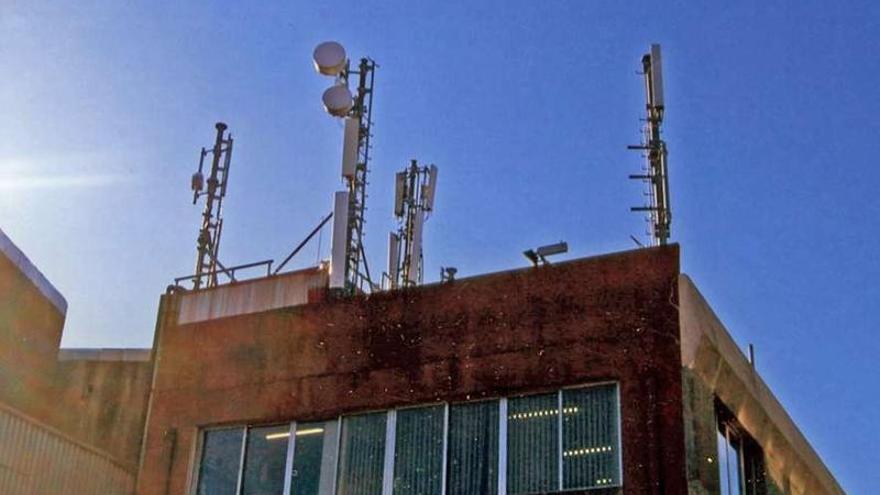 Imagen de la estación de telefonía móvil, en el número 3 de Policarpo Sanz.