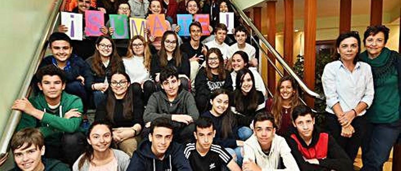 Los alumnos de 3º y 4º de la ESO del Cpeips Del Rosario, participantes en el proyecto a favor de la igualdad, con las profesoras Rita Estévez (izq.) y Toñi Ruano.