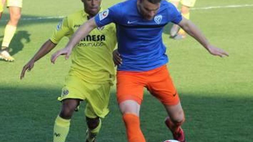 El jugador del Villarreal C, Akale, ante el Torre Levante.