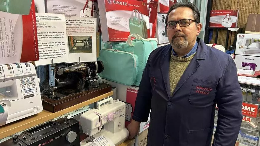 Daniel Rubio, experto en máquinas de coser desde hace más de 30 años en Cáceres