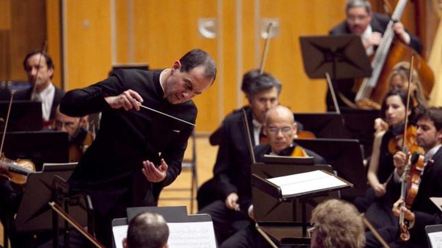 Rossen Milanov, dirigiendo a la OSPA en «Last round», de Golijov, en el auditorio de Oviedo en la tarde-noche de ayer.