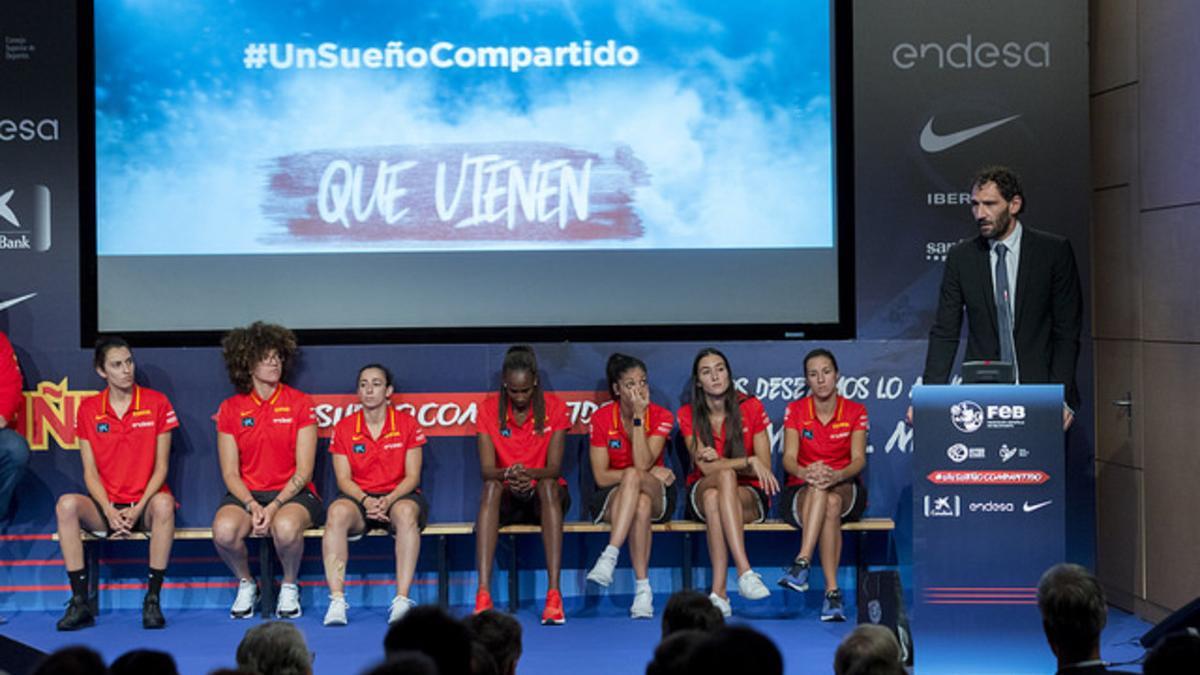 Garbajosa habla en un acto en la sede de Endesa de la selección femenina