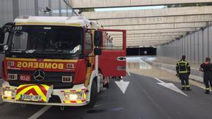 Un camión de bomberos durante las tareas de extracción de agua en la M-13 de Madrid.