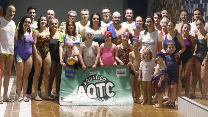 Los participantes del evento solidario «Brazadas solidarias», ayer, en la piscina de La Magdalena. | MARA VILLAMUZA