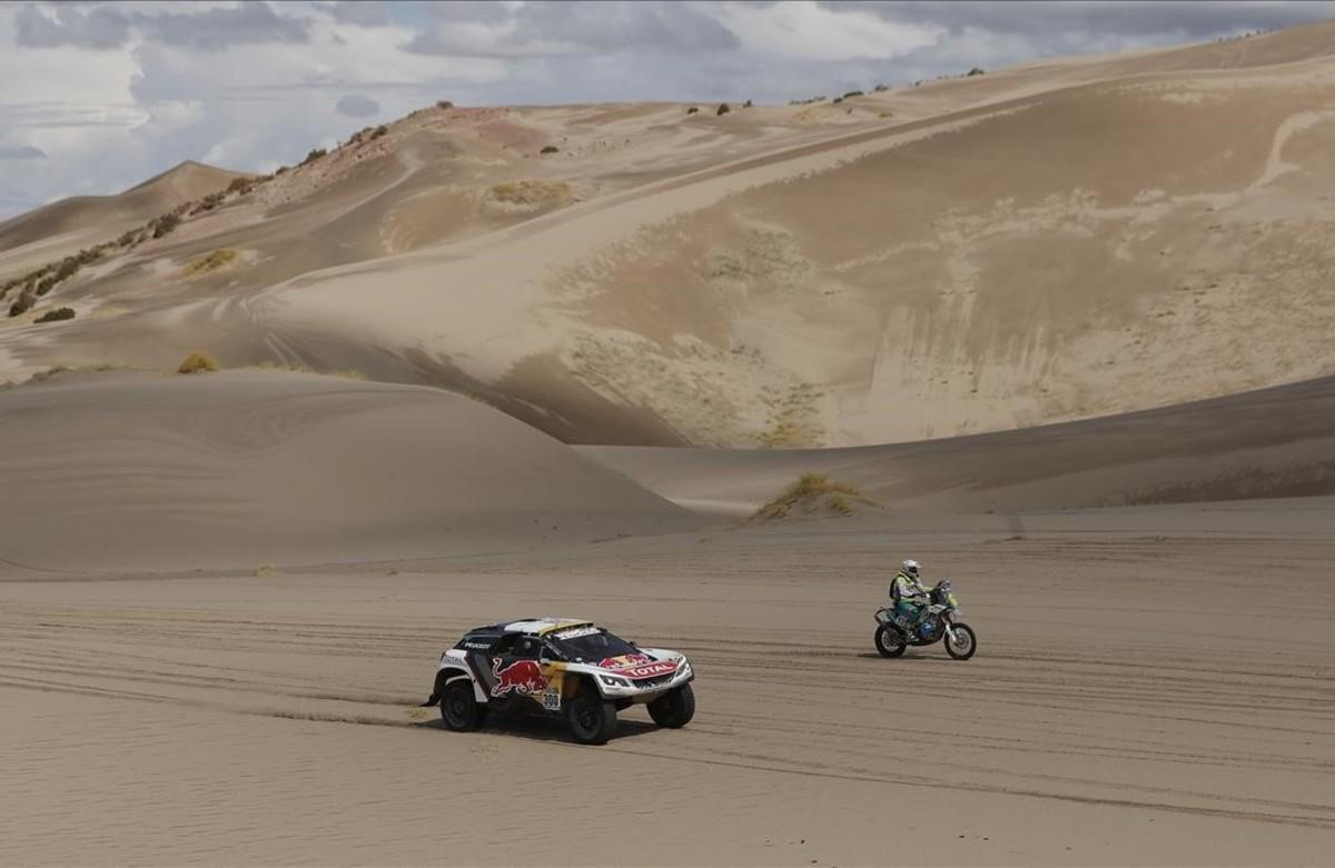 El frances Stephane Peterhansel junto al britanico David Watson durante la cuarta etapa del Dakar 2017.