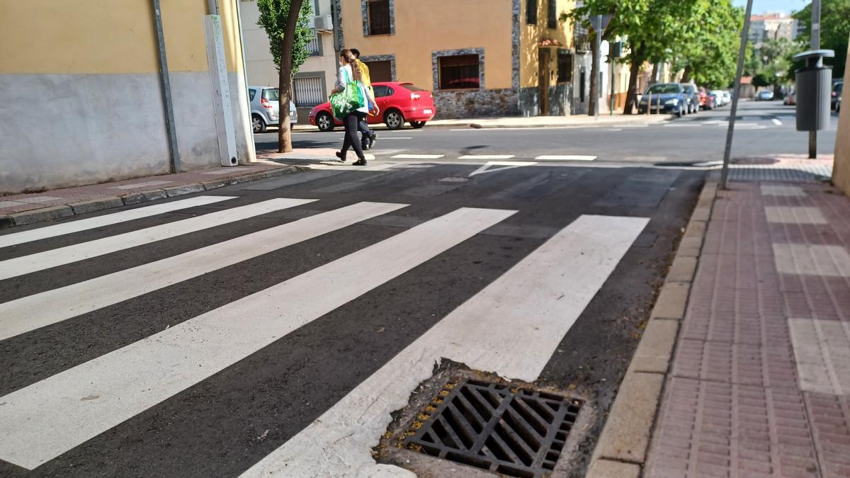 Pasos peatonales desplazados hacia el interior de la calle, pero con barreras.