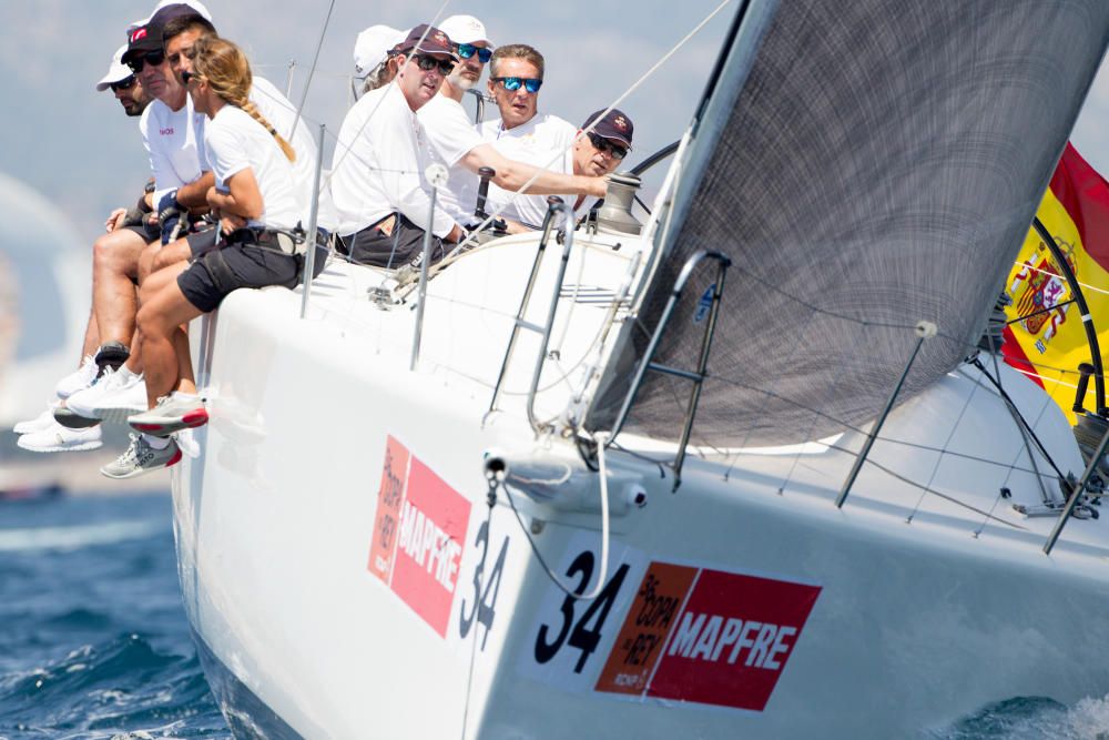 El rey Felipe comienza su entrenamiento de cara a la Copa del Rey en la bahía de Palma