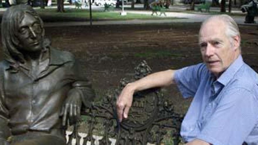 George Martin, junto a la estatua de John Lennon en La Habana, en el año 2002.