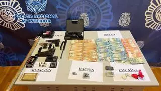 Cinco detenidos con armas en un piso que fue desmantelado hace un año por vender drogas en Elche
