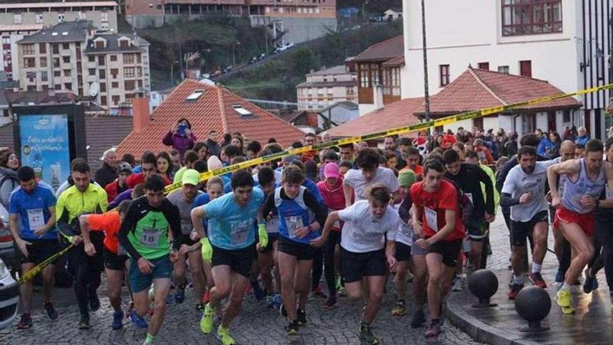 Participantes adultos de la &quot;San Silvestre&quot; de Cangas del Narcea.