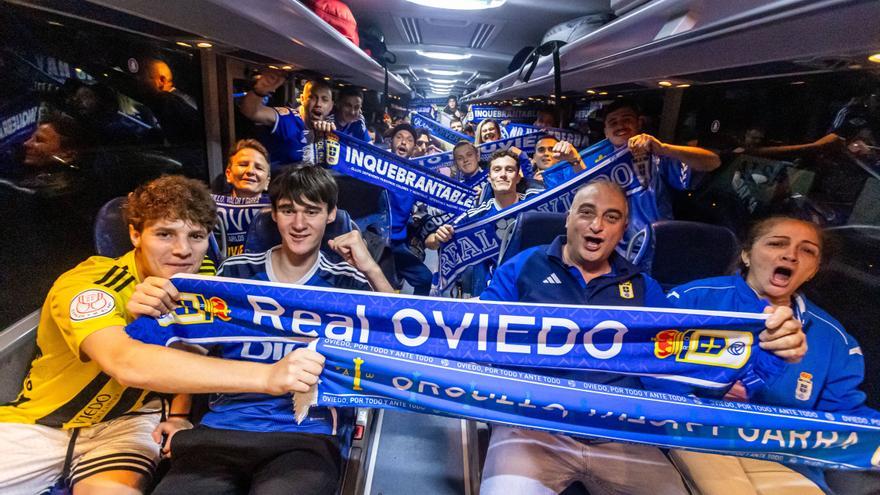 EN IMÁGENES: Así fue la salida de los autobuses de aficionados del Oviedo desde el Tartiere