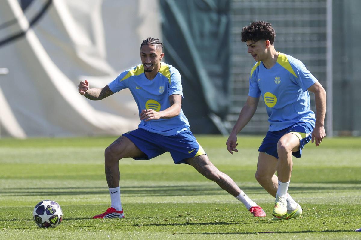 Raphinha y Xavi Espart, en un rondo.