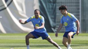 Raphinha y Xavi Espart, en un rondo.