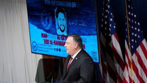 Mike Pompeo, con imágenes del supuesto número dos de Al Qaeda, durante su conferencia en Washington.